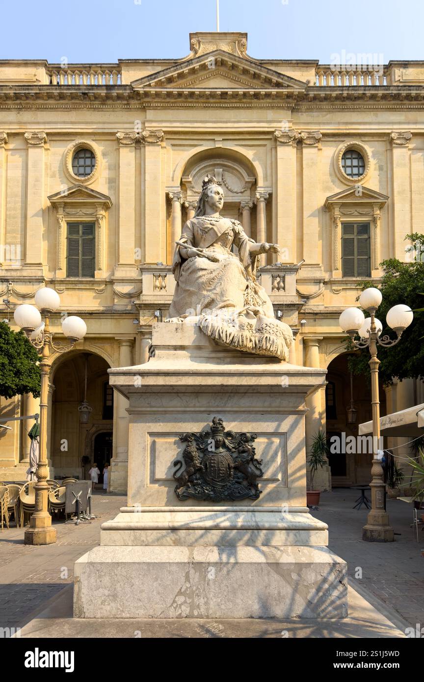 Statue de la reine Victoria se dresse devant la Bibliothèque nationale de Malte sur la place de la République. Banque D'Images