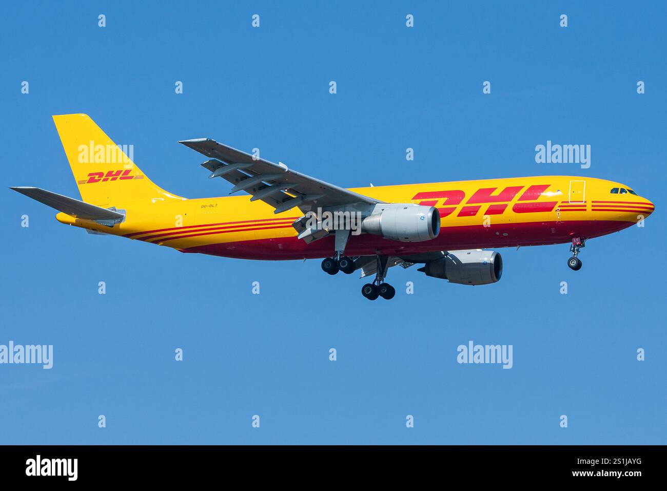 DHL Aviation Airbus A300F avec immatriculation OO-DLT en finale pour l'aéroport de Francfort Banque D'Images