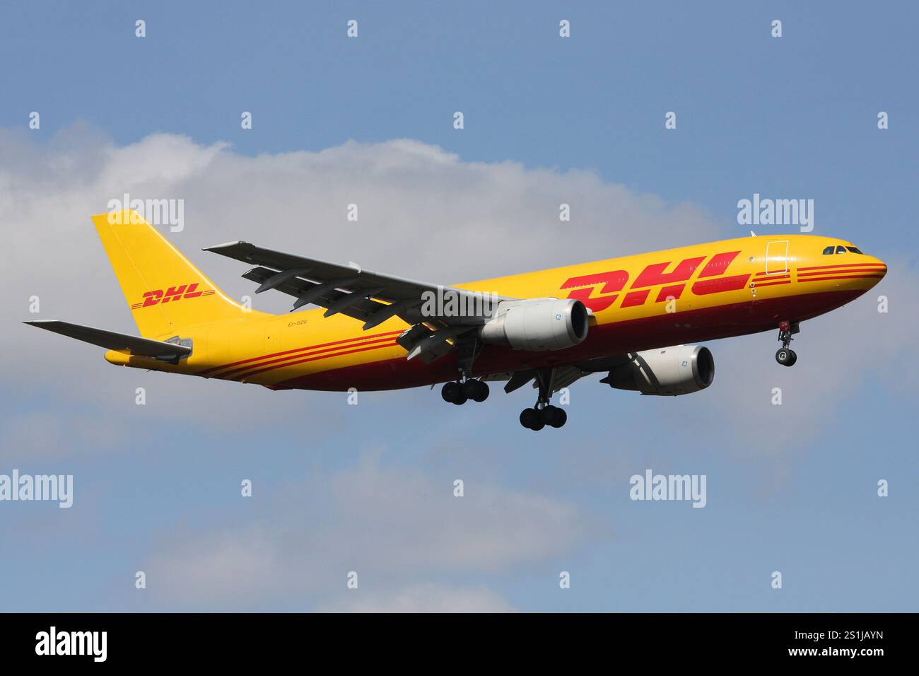 DHL Aviation Airbus A300F avec immatriculation EI-OZG en finale pour l'aéroport de Francfort Banque D'Images