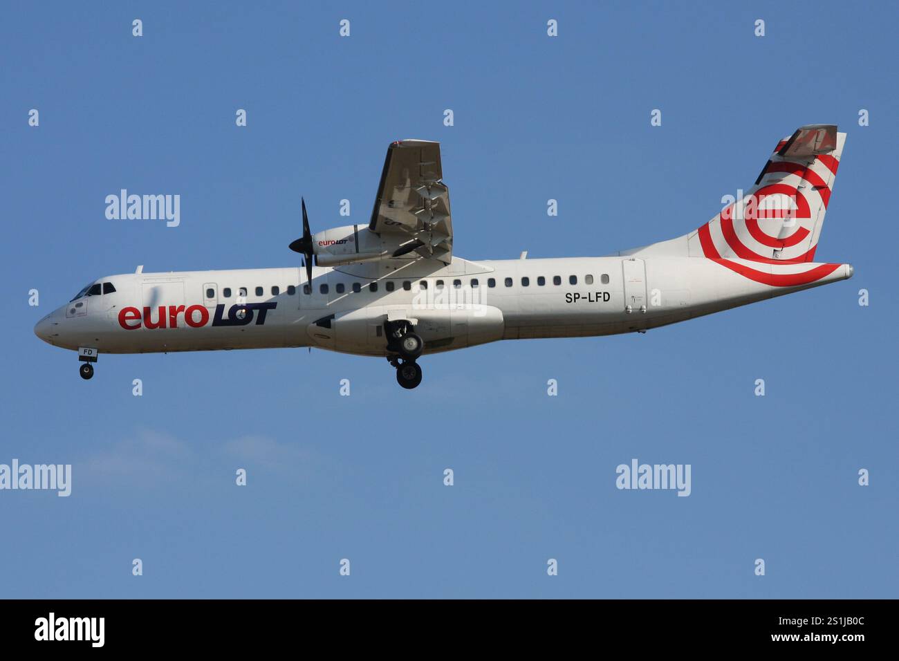Polonais Eurolot ATR 72 avec immatriculation SP-LFD en finale pour l'aéroport de Francfort Banque D'Images