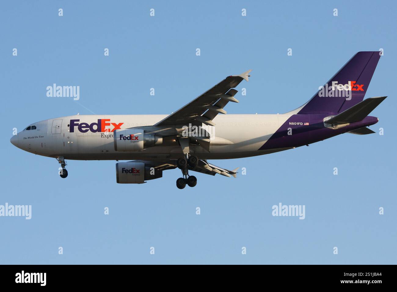 FedEx Express Airbus A310-300F avec enregistrement N801FD en finale pour l'aéroport de Francfort Banque D'Images