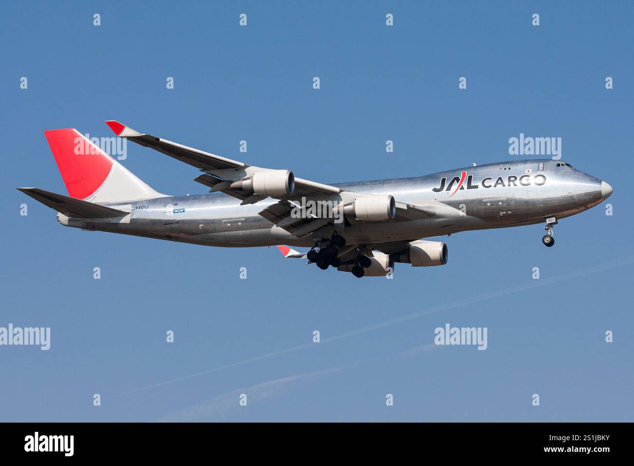JAL Cargo japonais Boeing 747-400F avec immatriculation JA401J en finale pour l'aéroport de Francfort Banque D'Images