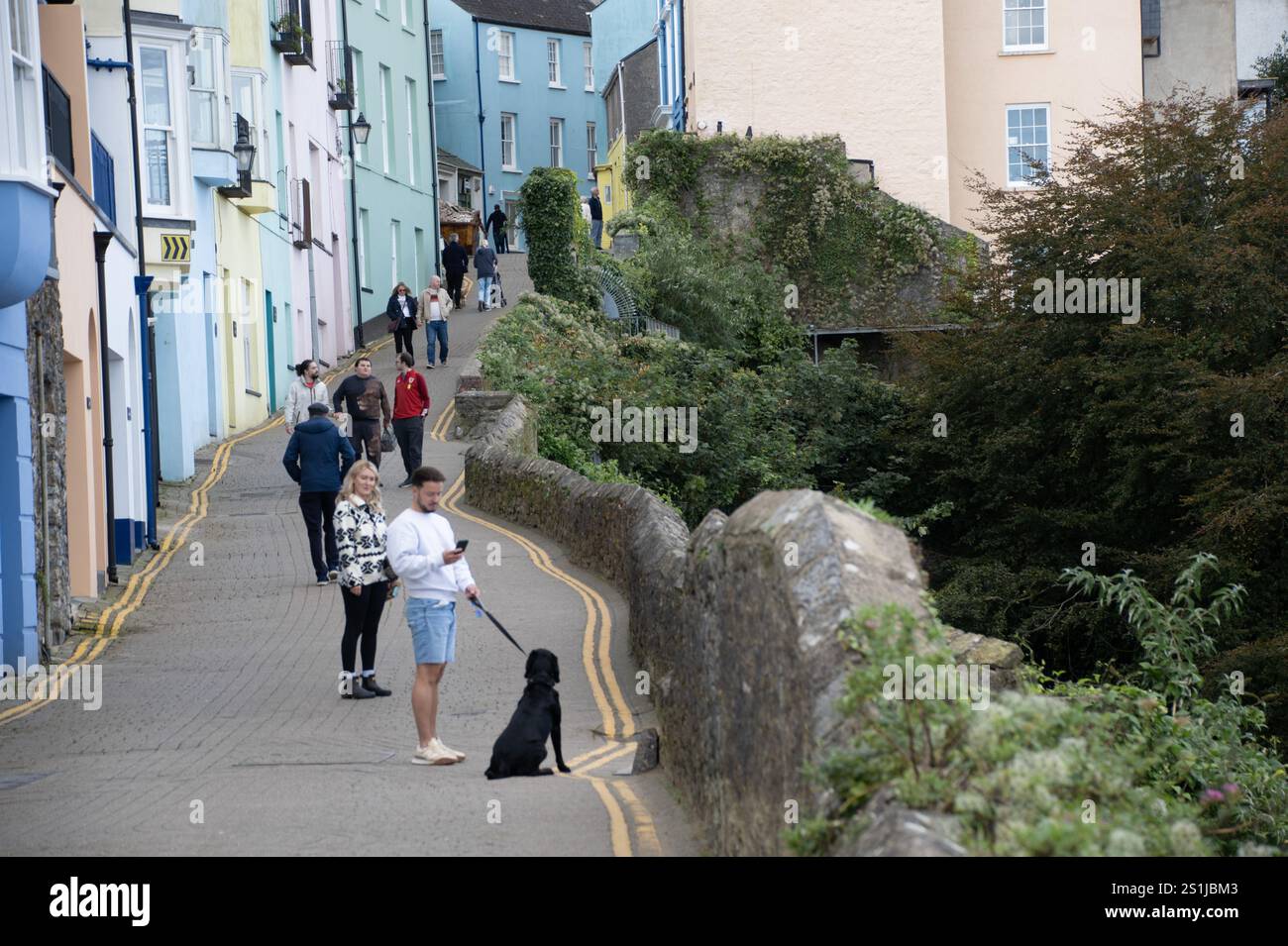 Tenby, Pembrokeshire, pays de Galles - 24 janvier 2024 : vue sur le port de Tenby avec ses jolis bâtiments colorés. blue sk north beach harbour Banque D'Images Tenby, Pembrokeshire, pays de Galles - 24 janvier 2024 : vue sur le port de Tenby avec ses jolis bâtiments colorés. blue sk north beach harbour Banque D'Images
