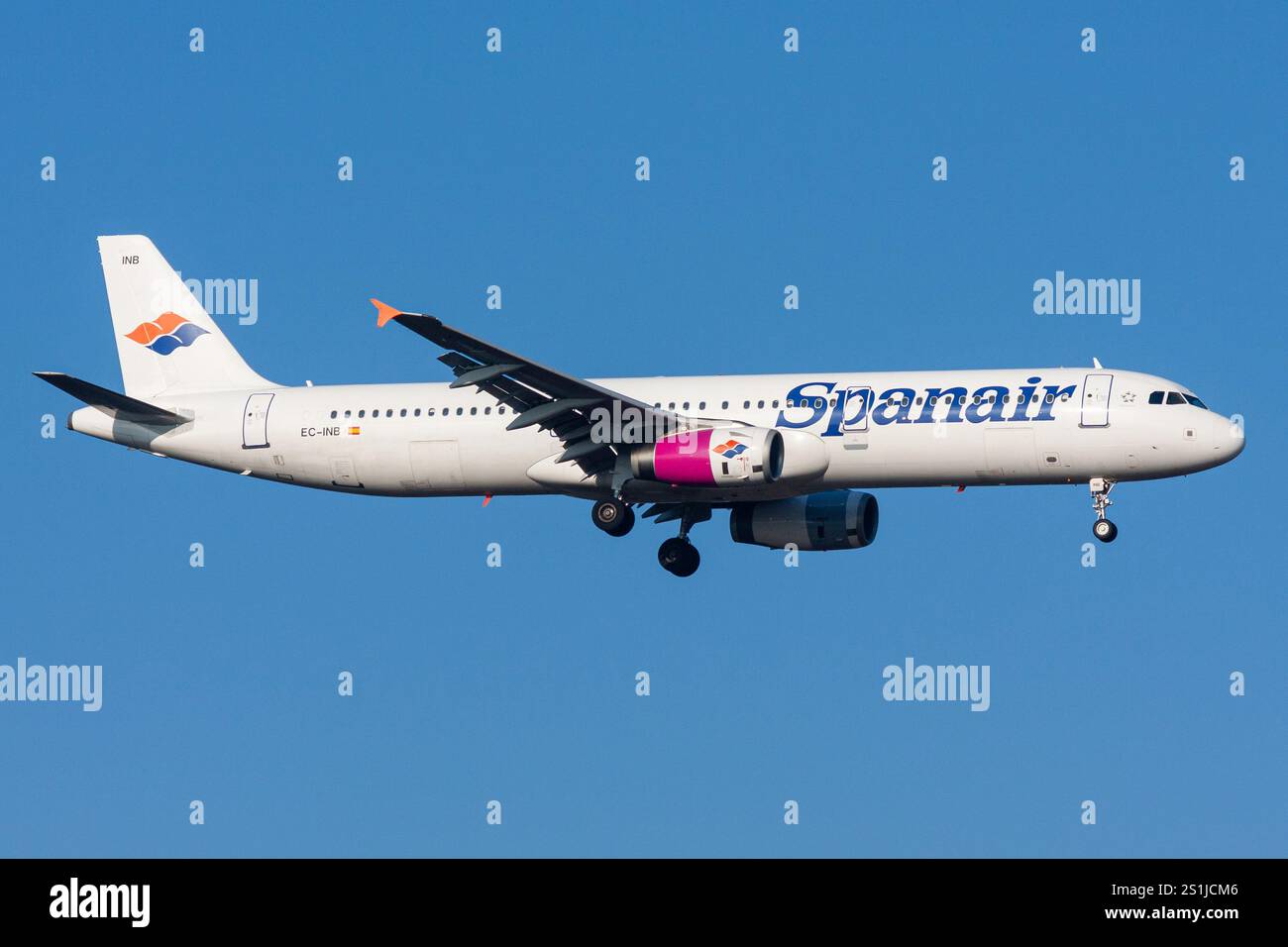 Espagnol Spanair Airbus A321-200 avec enregistrement EC-INB en finale pour l'aéroport de Francfort Banque D'Images
