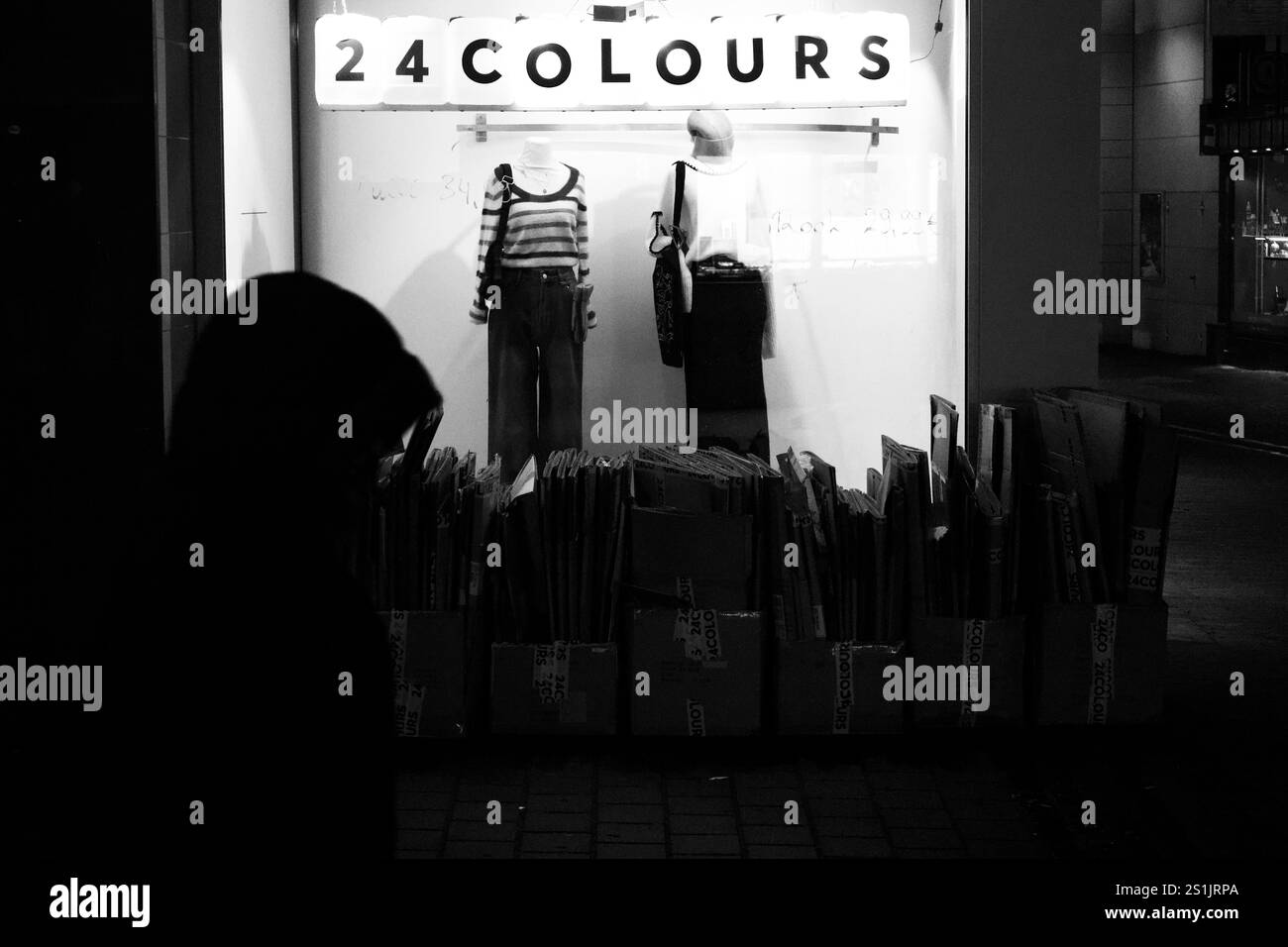 Mainz, Allemagne. 05 décembre 2024. Un panneau de magasin indique (24 couleurs). Banque D'Images