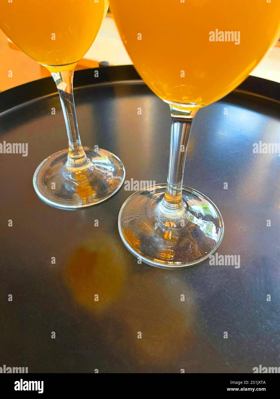 Deux verres de jus d'orange. - Image de stock capturée avec un smartphone