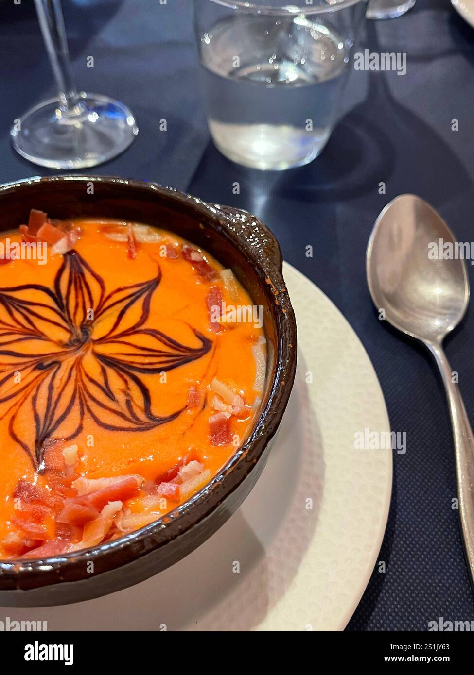 Service de salmorejo. Espagne. Banque D'Images