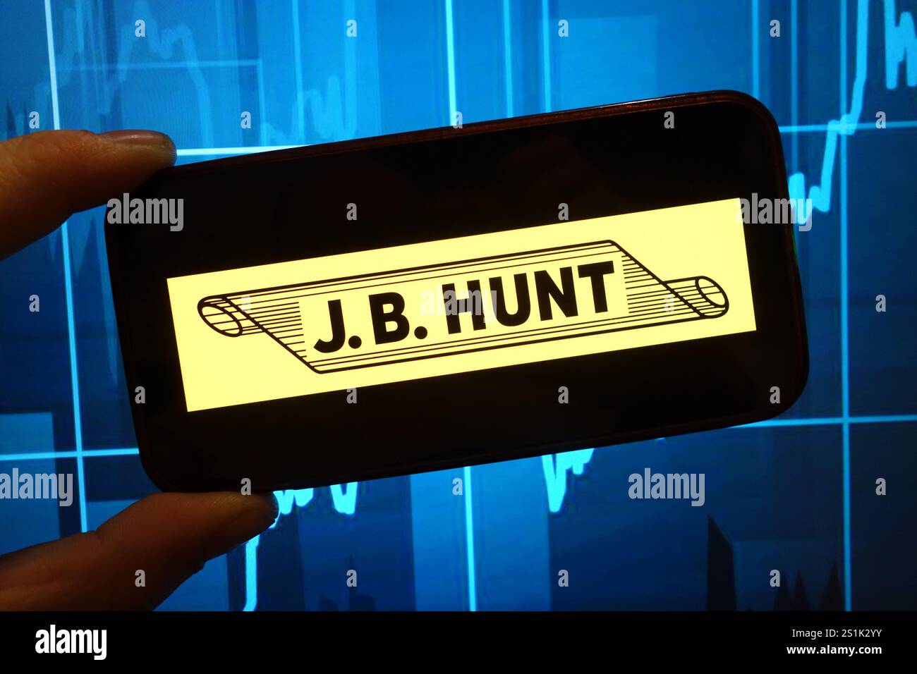 Pologne. 4 janvier 2025. Dans cette illustration photo, le logo de la société J.B. Hunt transport services est affiché sur l'écran d'un smartphone. (Crédit image : © Piotr SWAT/SOPA images via ZUMA Press Wire) USAGE ÉDITORIAL SEULEMENT! Non destiné à UN USAGE commercial ! Banque D'Images