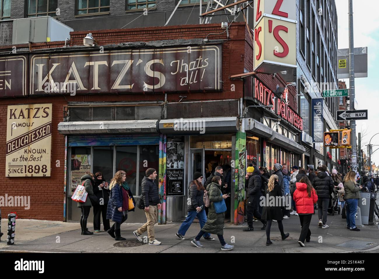 Les gens font la queue pour entrer dans Katz's Delicatessen sur le Lower East Side le 3 janvier 2025 à New York. Banque D'Images