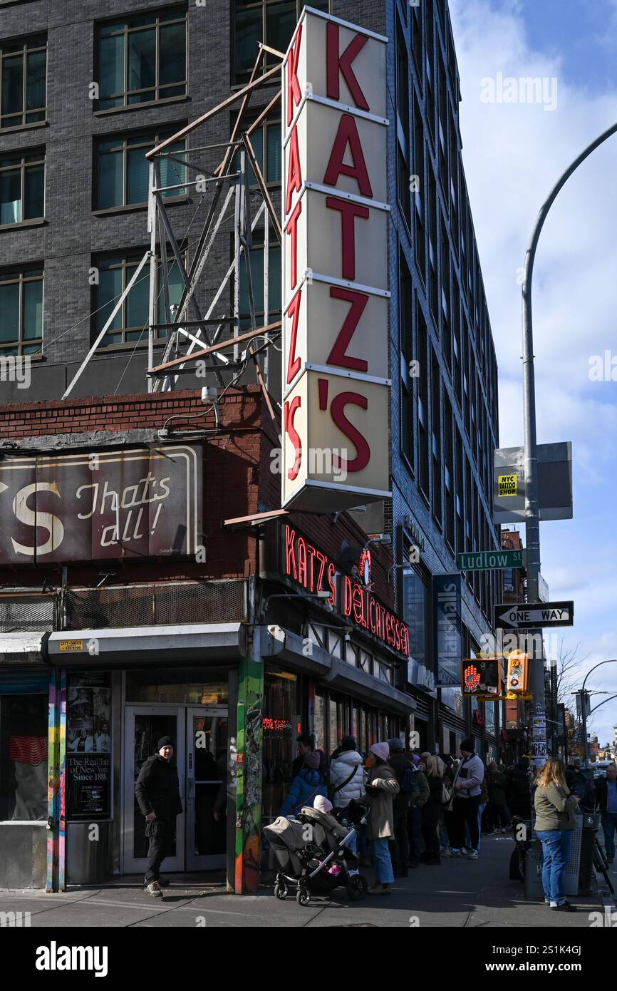 Les gens font la queue pour entrer dans Katz's Delicatessen sur le Lower East Side le 3 janvier 2025 à New York. Banque D'Images