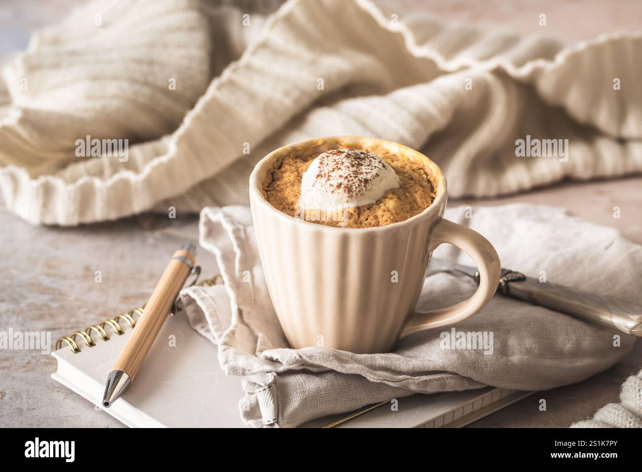 Gâteau de tasse d'épices de citrouille avec garniture de crème fouettée sur fond blanc crémeux confortable Banque D'Images