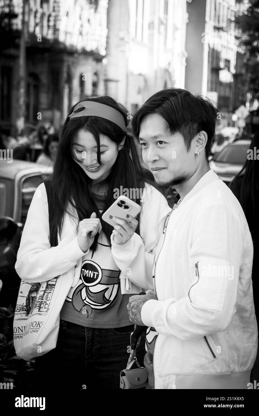 monochrome jeune couple asiatique dans la rue à manahattan new york ville usa Banque D'Images