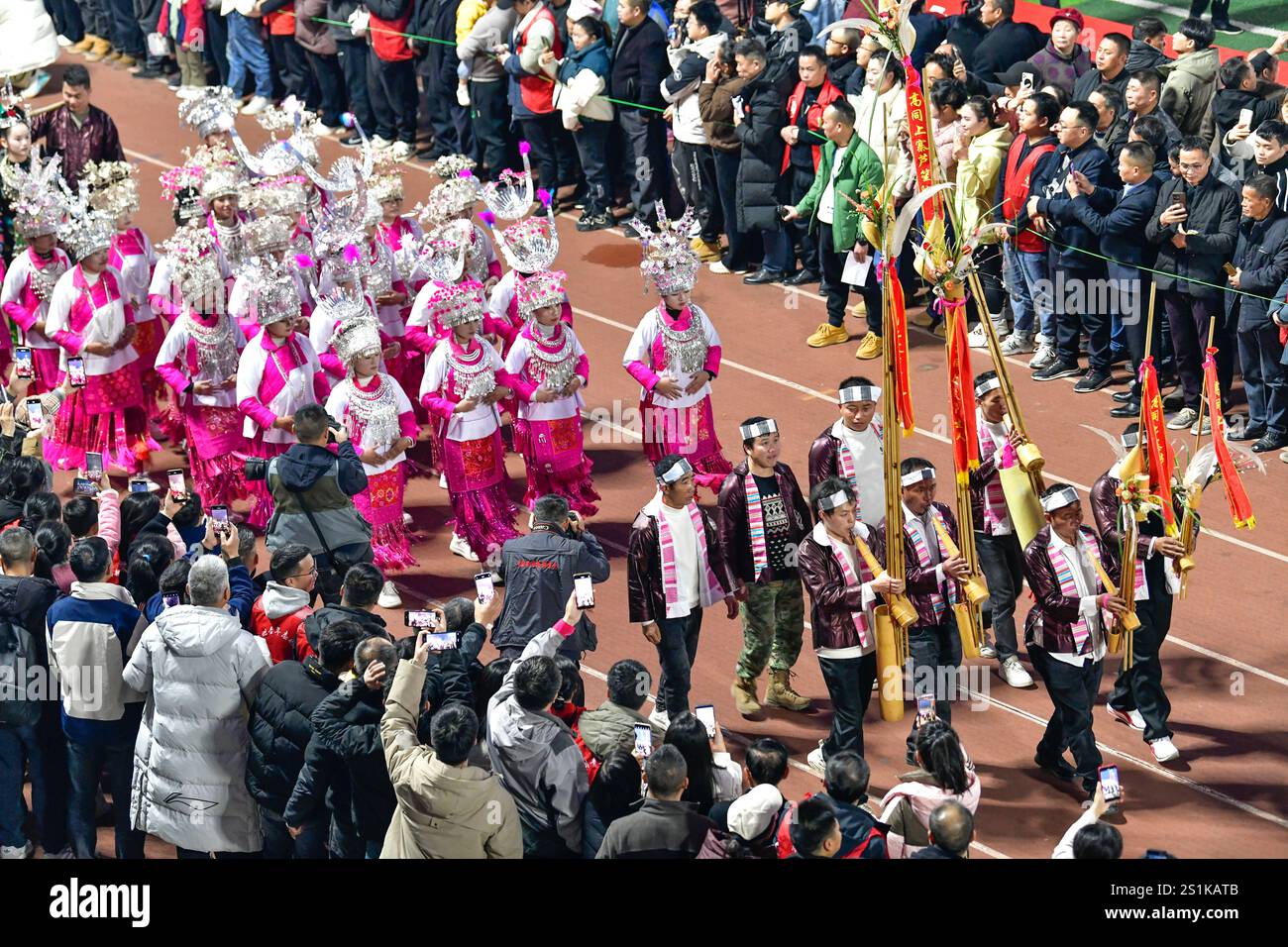 Rongjiang. 4 janvier 2025. Les escouades d'acclamations défilent lors de la cérémonie d'ouverture de la Super League du village 2025 dans le comté de Rongjiang, dans la province du Guizhou, au sud-ouest de la Chine, le 4 janvier 2025. Le Village Super League, un tournoi de football amateur surnommé « Cun Chao » par les internautes chinois, a débuté sa troisième saison samedi. Plus de 3 000 joueurs de 108 équipes participent aux jeux cette année. Crédit : Yang Wenbin/Xinhua/Alamy Live News Banque D'Images