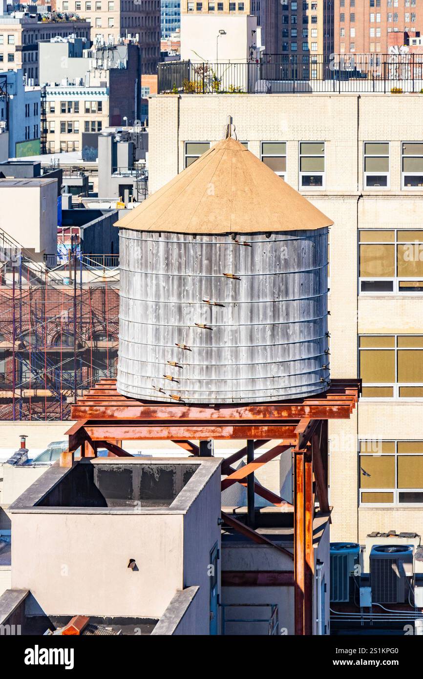 Réservoir de stockage emblématique en bois de château d'eau sur un immeuble d'appartements à Manhattan New York City USA Banque D'Images