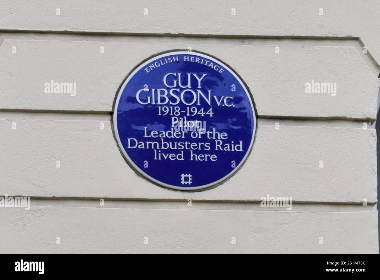 Le pilote Guy Gibson VC 1918-1944 chef du raid Dambusters vivait ici - panneau de plaque bleue English Heritage à Aberdeen place, Edgeware Road, Londo Banque D'Images