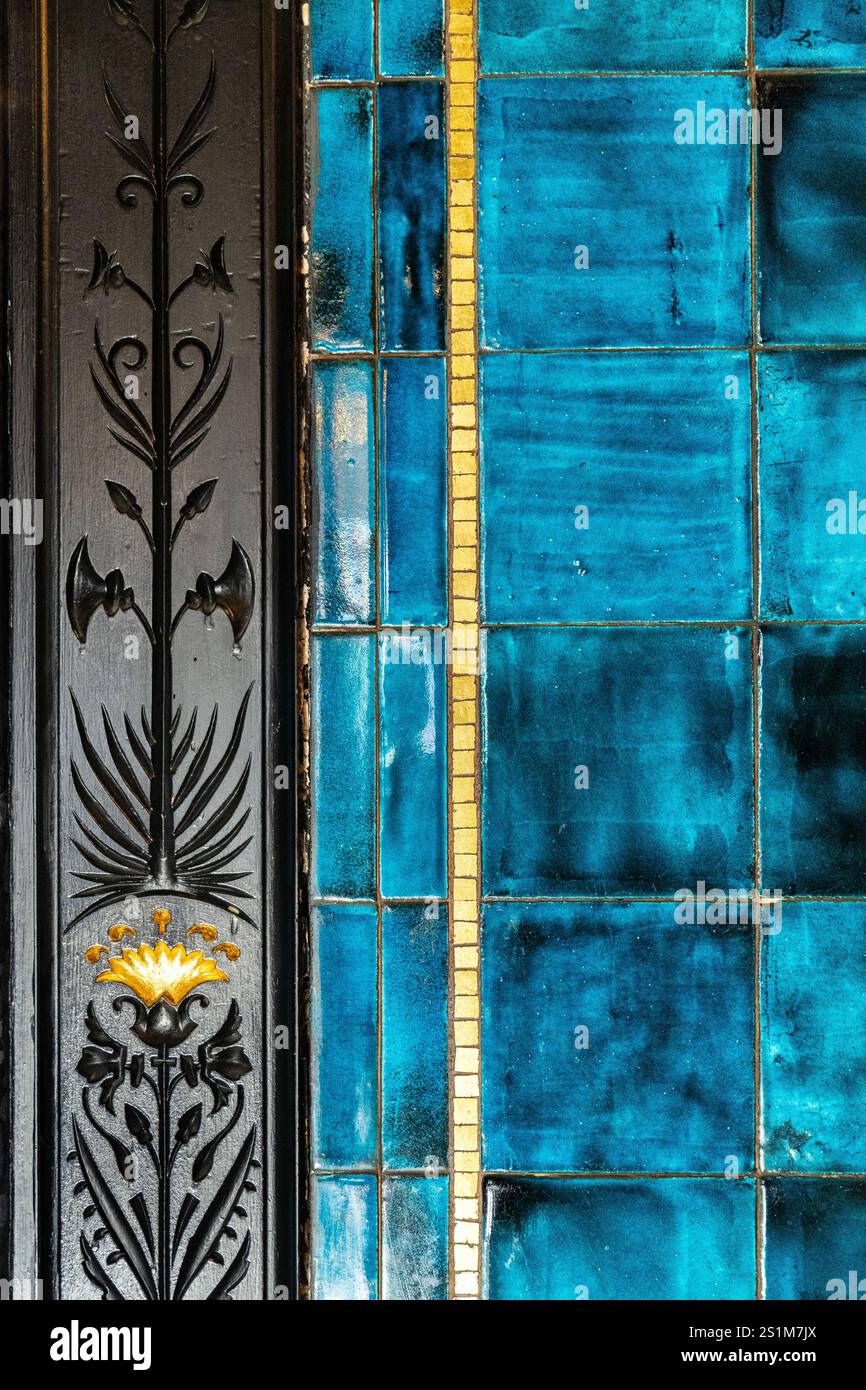 Gros plan de carreaux de céramique turquoise et de cadre de porte sculpté et orné de Narcissus Hall, Leighton House, Londres, Angleterre Banque D'Images