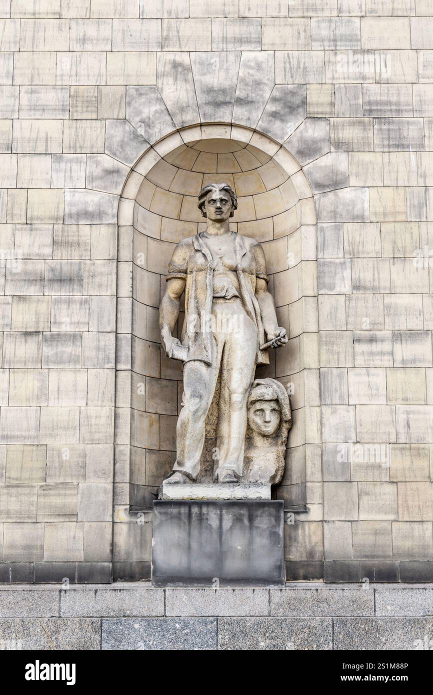 Sculpture sociale réaliste sur le mur du Palais de la culture et de la Science, Varsovie, Pologne Banque D'Images Sculpture sociale réaliste sur le mur du Palais de la culture et de la Science, Varsovie, Pologne Banque D'Images