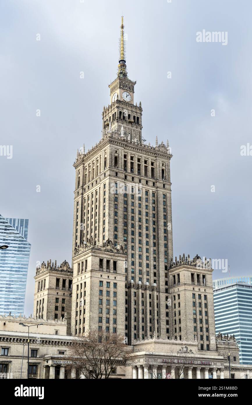 L'extérieur de l'art déco, style du réalisme soviétique, Palais de la Culture et de la Science (Palac Kultury i Nauki), Varsovie, Pologne Banque D'Images L'extérieur de l'art déco, style du réalisme soviétique, Palais de la Culture et de la Science (Palac Kultury i Nauki), Varsovie, Pologne Banque D'Images