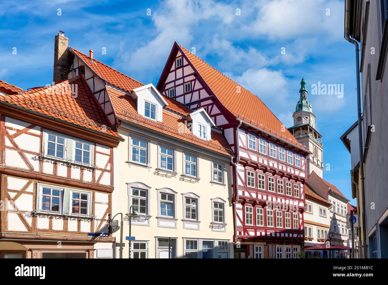 Maisons traditionnelles à colombages dans la ville idyllique de Langensalza avec la tour de l'église du marché en Thuringe, Allemagne Banque D'Images