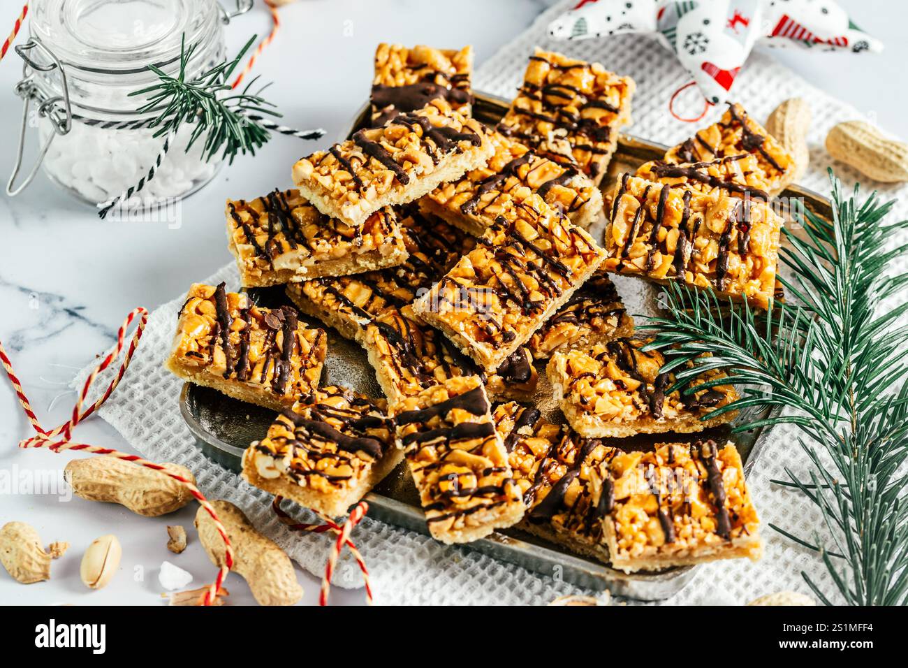 Biscuits faits maison au caramel aux arachides, biscuits de Noël au caramel salé et aux arachides, coupés en rectangles Banque D'Images