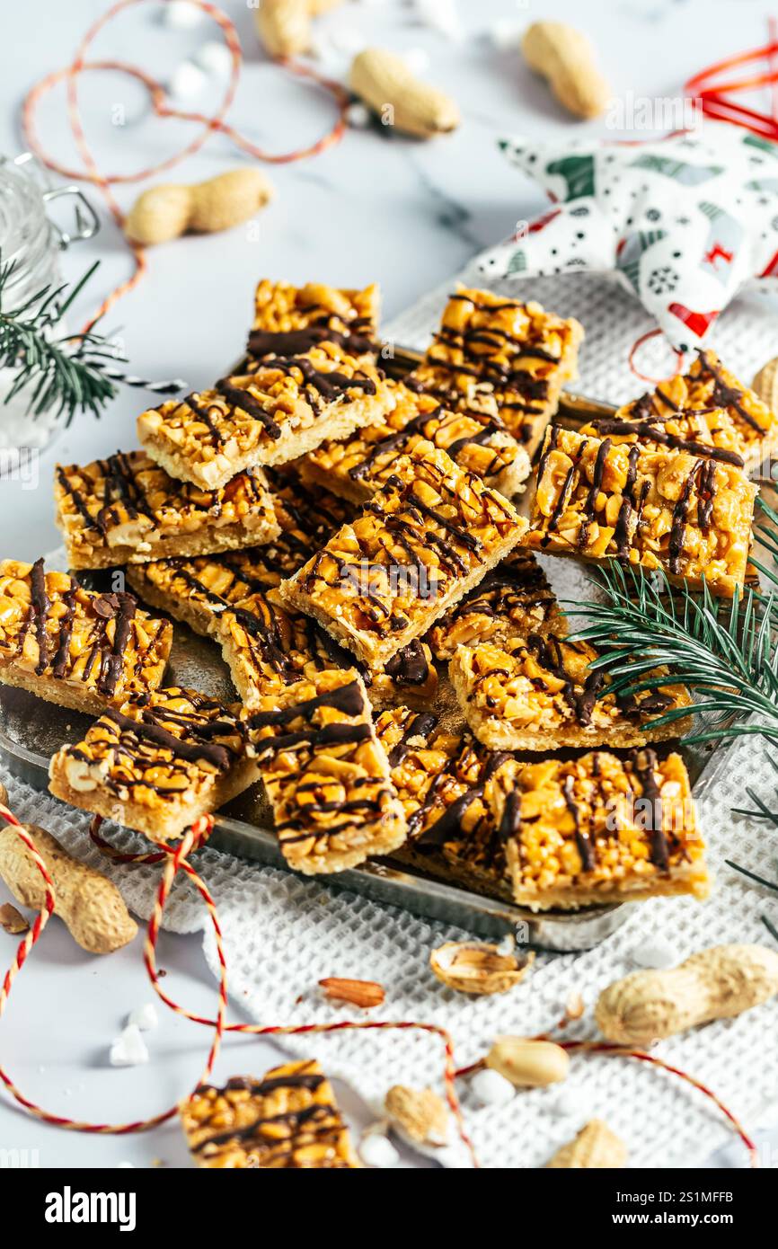 Biscuits faits maison au caramel aux arachides, biscuits de Noël au caramel salé et aux arachides, coupés en rectangles, verticaux Banque D'Images
