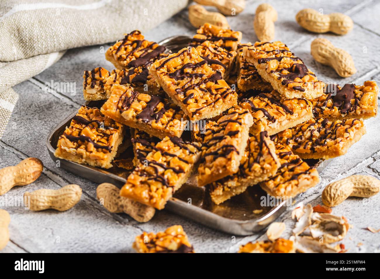Biscuits faits maison avec caramel salé et cacahuètes, coupés en rectangles Banque D'Images