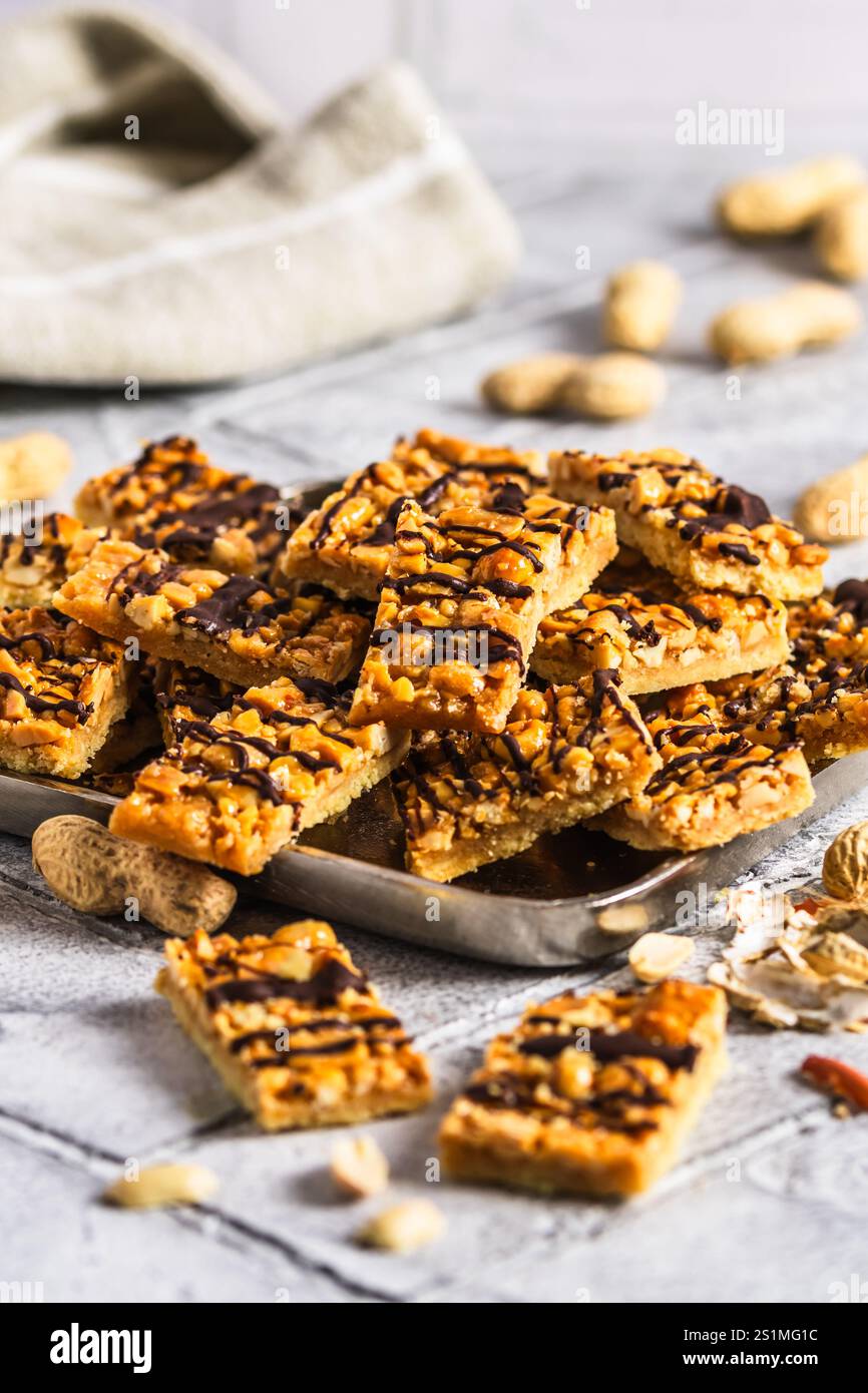 Biscuits faits maison avec caramel salé et cacahuètes, coupés en rectangles Banque D'Images