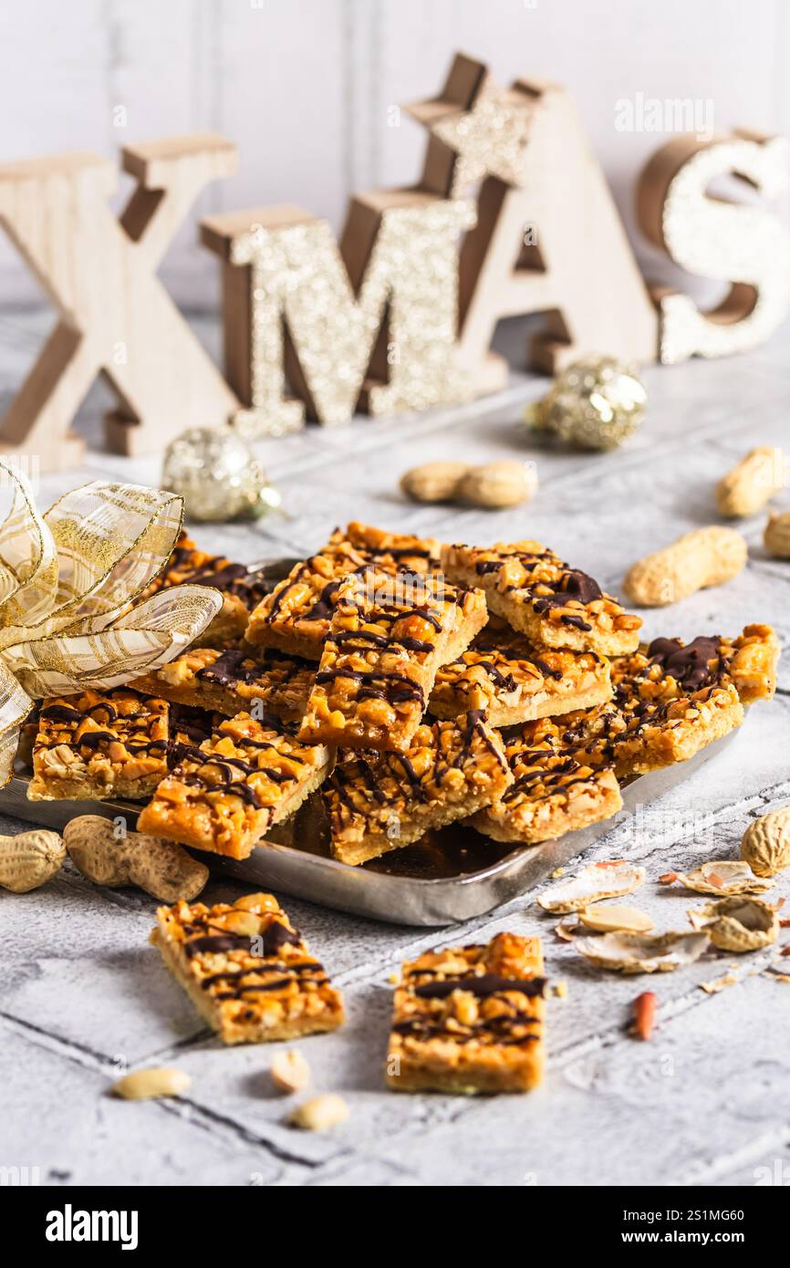 Biscuits faits maison au caramel aux arachides, biscuits de Noël au caramel salé et aux arachides, coupés en rectangles, verticaux Banque D'Images