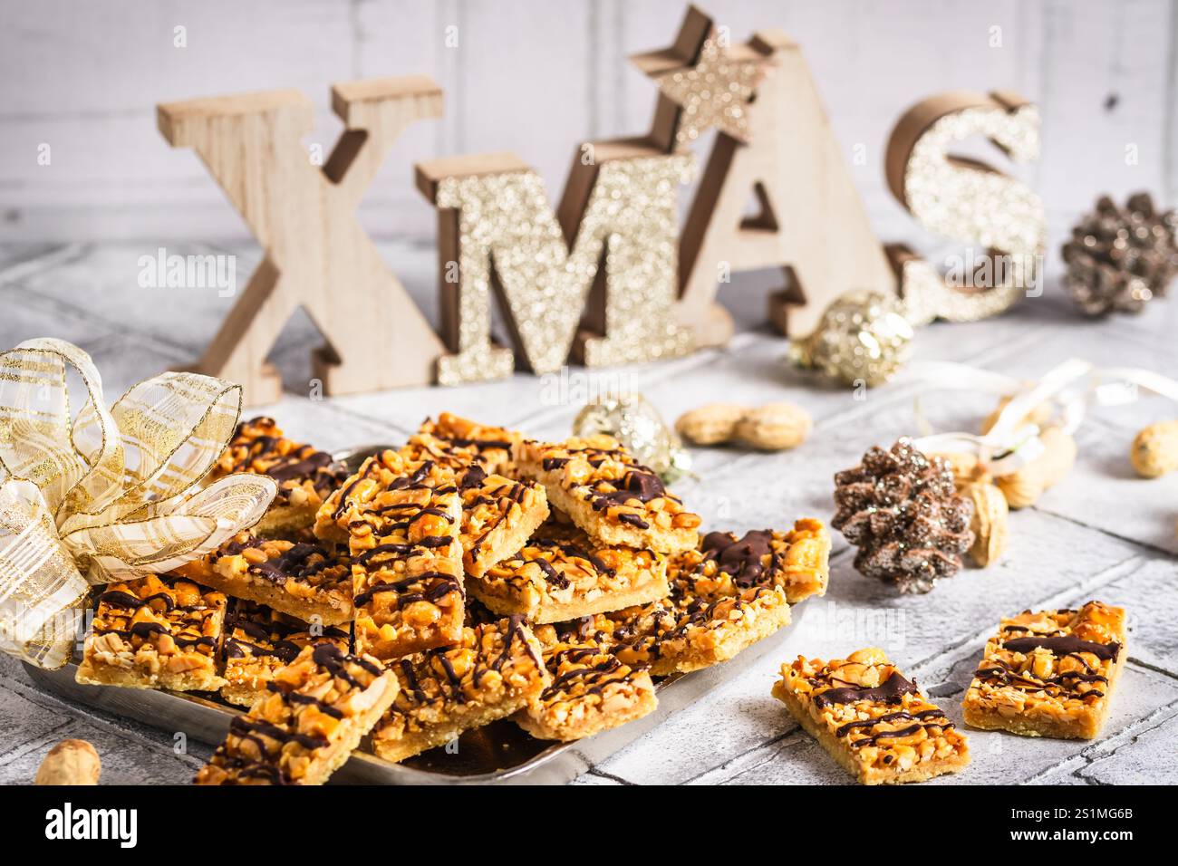 Biscuits faits maison au caramel aux arachides, biscuits de Noël au caramel salé et aux arachides, coupés en rectangles Banque D'Images