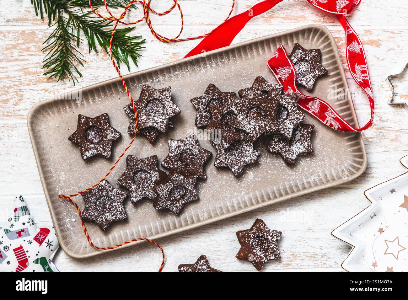 Biscuits de Noël Linz traditionnels remplis de confiture de coing sur un fond en bois blanc, vue de dessus Banque D'Images