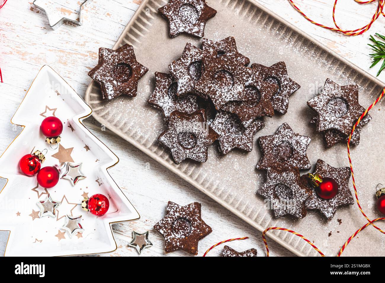 Biscuits de Noël Linz traditionnels remplis de confiture de coing sur un fond en bois blanc, vue de dessus Banque D'Images