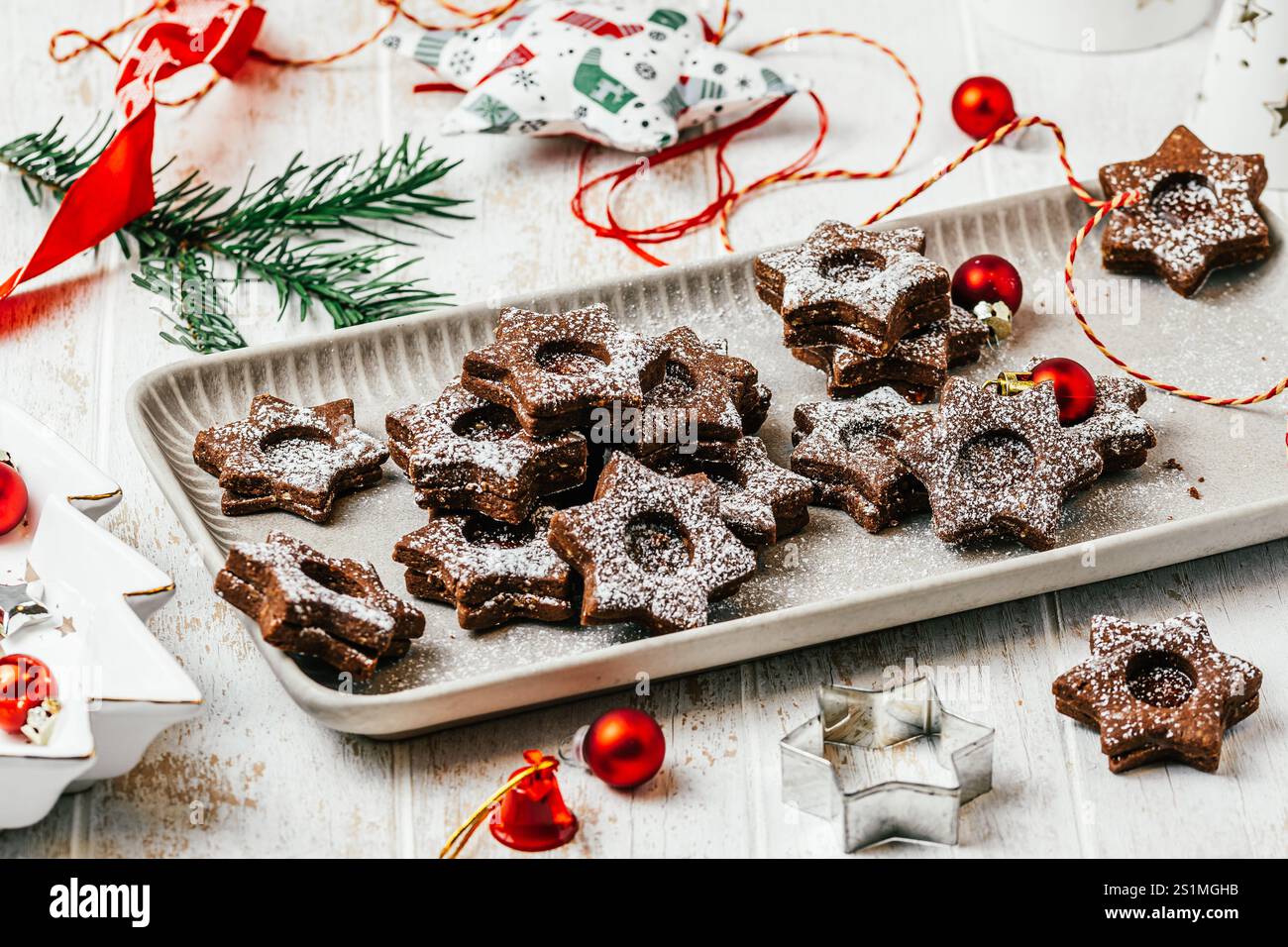 Biscuits de Noël Linz traditionnels remplis de confiture de coing sur un fond en bois blanc, décoration christmale Banque D'Images