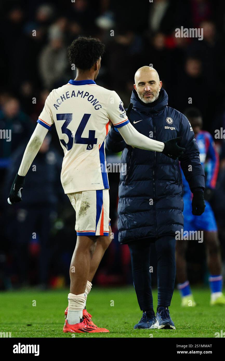 LONDRES, Royaume-Uni - 4 janvier 2025 : Enzo Maresca, entraîneur-chef de Chelsea, avec Josh Acheampong de Chelsea après le match de premier League entre Crystal Palace FC et Chelsea FC à Selhurst Park (crédit : Craig Mercer/ Alamy Live News) Banque D'Images LONDRES, Royaume-Uni - 4 janvier 2025 : Enzo Maresca, entraîneur-chef de Chelsea, avec Josh Acheampong de Chelsea après le match de premier League entre Crystal Palace FC et Chelsea FC à Selhurst Park (crédit : Craig Mercer/ Alamy Live News) Banque D'Images