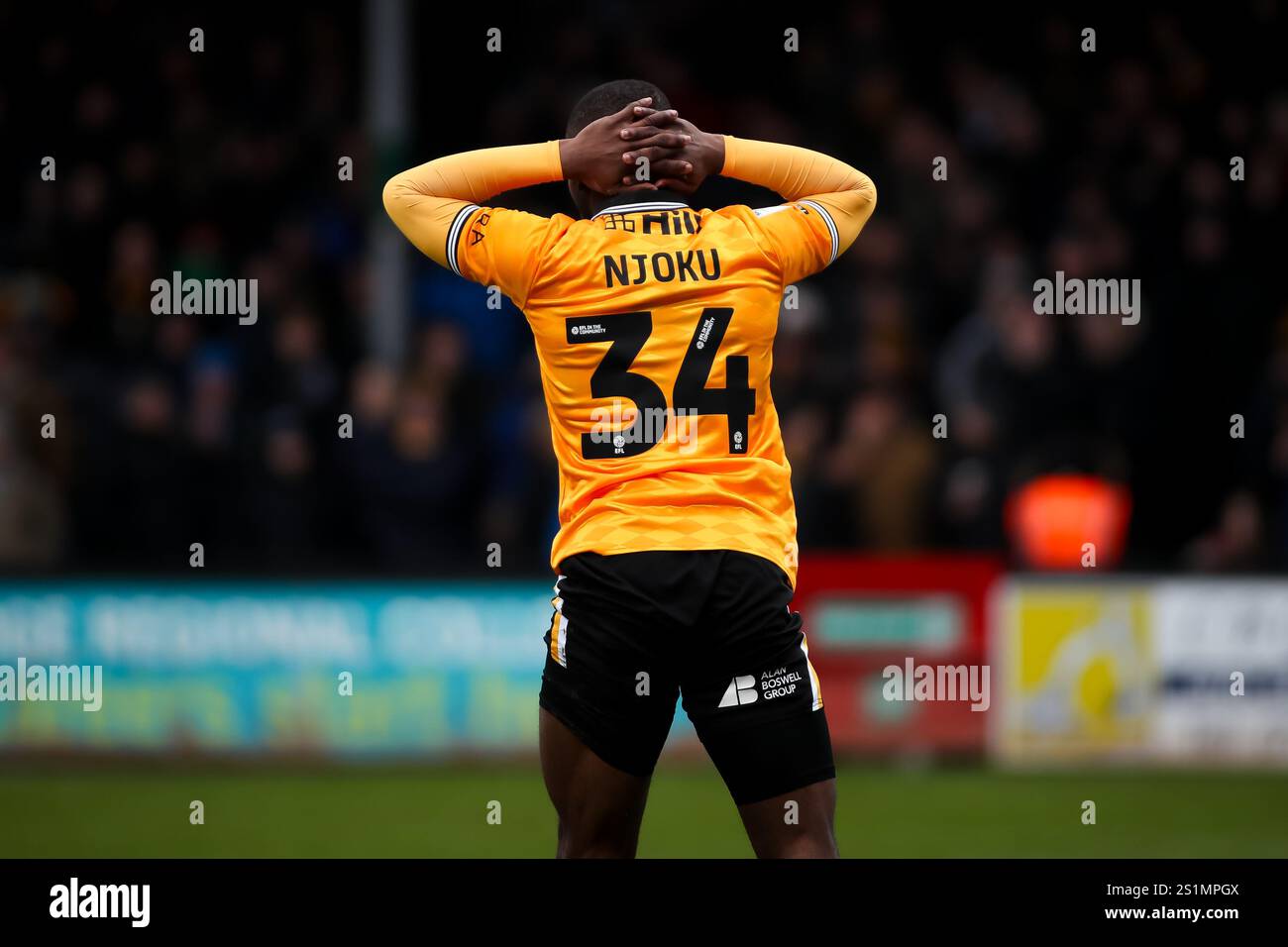 Brandon Njoku de Cambridge United tient les mains sur sa tête après une grosse manquée lors du match EFL League One, Cambridge United vs Bristol Rovers Banque D'Images