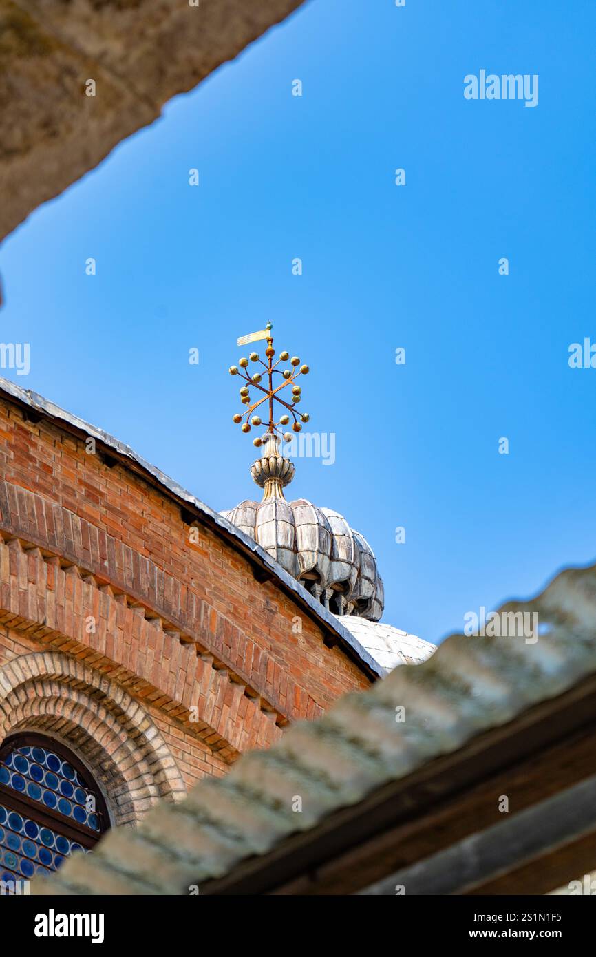 Le Palais des Doges à Venise, en Italie, présente une architecture gothique complexe avec des fenêtres cintrées et des détails ornés. Les touristes se rassemblent le long du Waterfro Banque D'Images