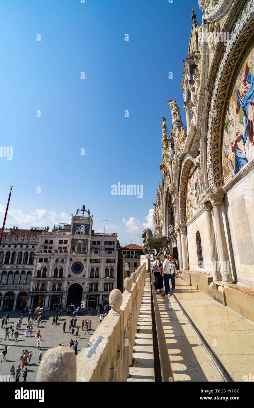 Le Palais des Doges à Venise, en Italie, présente une architecture gothique complexe avec des fenêtres cintrées et des détails ornés. Les touristes se rassemblent le long du Waterfro Banque D'Images