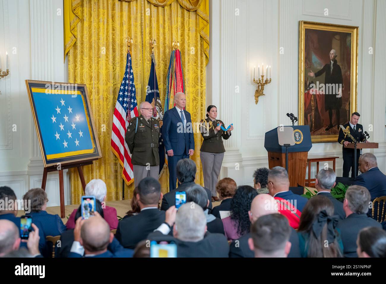 Washington, États-Unis d'Amérique. 04 janvier 2025. Washington, États-Unis d'Amérique. 04 janvier 2025. U. Le président Joe Biden, au centre, remet la Médaille d'honneur à l'ancien U.. Le spécialiste de la quatrième classe de l'armée de terre Kenneth J. David, à gauche, lors de la cérémonie de remise des prix à East Room de la Maison Blanche, le 3 janvier 2025 à Washington, DC David, a reçu la plus haute distinction militaire pour des actions au-delà de l'appel du devoir pendant la guerre de Corée. Crédit : Adam Schultz/White House photo/Alamy Live News Banque D'Images