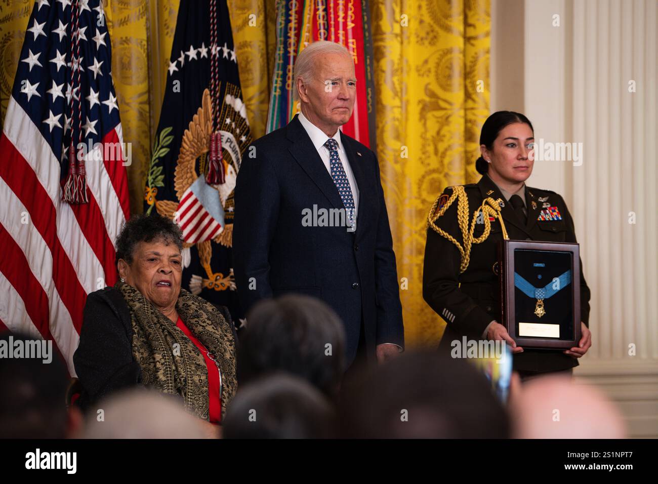 Washington, États-Unis d'Amérique. 03 janvier 2025. Washington, États-Unis d'Amérique. 03 janvier 2025. U. S président Joe Biden, présente la médaille d'honneur à titre posthume à l'ancien PFC de l'armée américaine Charles R. Johnson, comme sa sœur Juanita Mendez, à gauche, accepte en son nom, lors de la cérémonie de remise des prix à East Room de la Maison Blanche, le 3 janvier 2025 à Washington, DC Johnson, a reçu le plus grand honneur militaire pour avoir sauvé la vie de dix camarades pendant la guerre de Corée. Crédit : Henry Villarama/U. S Army photo/Alamy Live News Banque D'Images