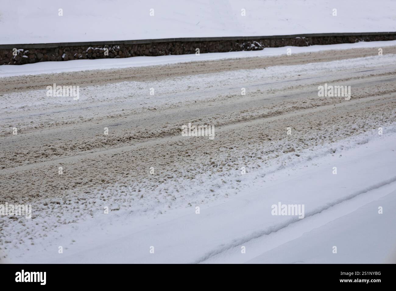 Traces de voitures sur neige blanche sur la route. La neige est tombée sur la route et personne ne nettoie la neige. Banque D'Images