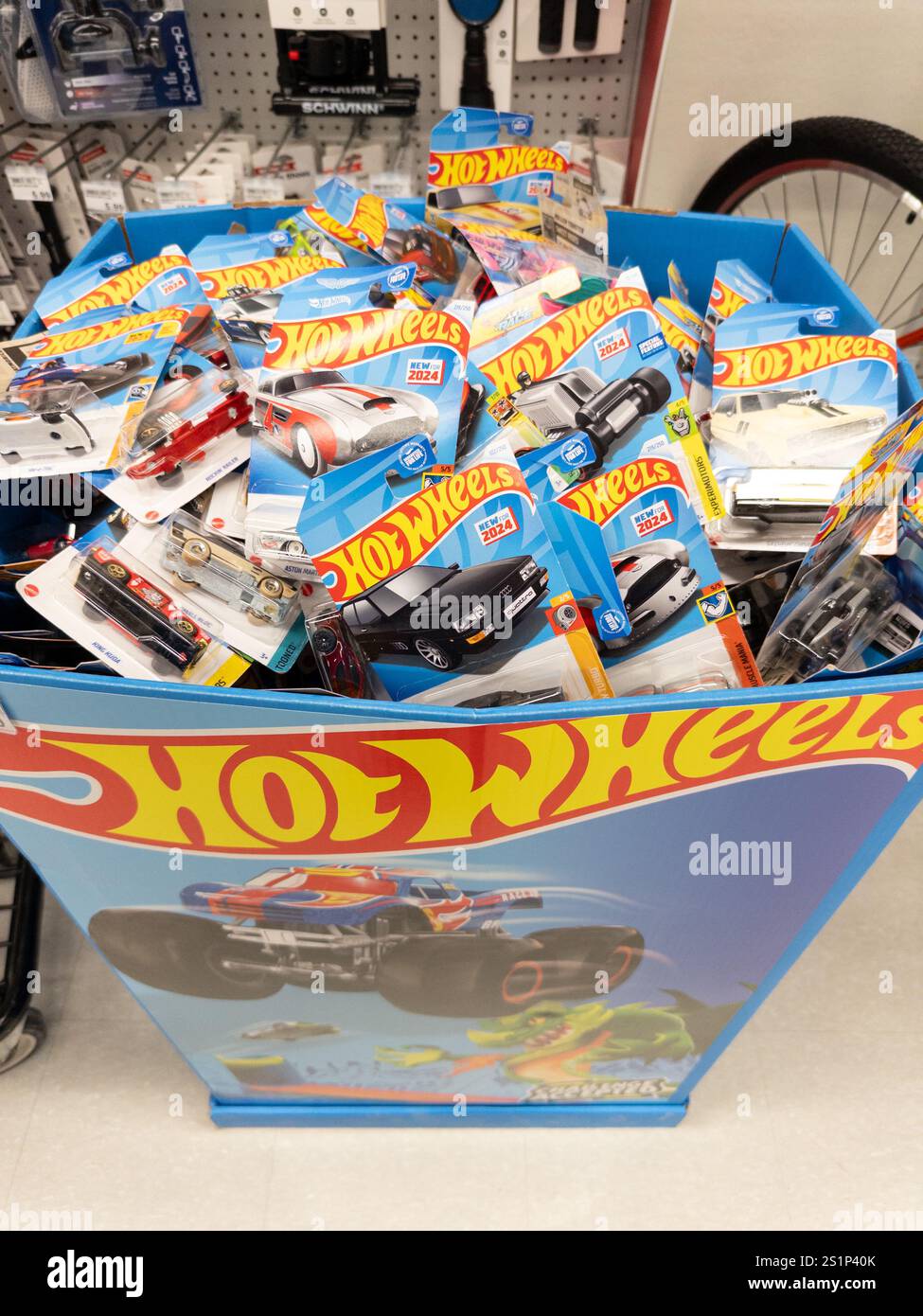 Hot Wheels a coulé sous pression des voitures miniatures en démonstration dans un magasin Meijer dans le Michigan aux États-Unis Banque D'Images