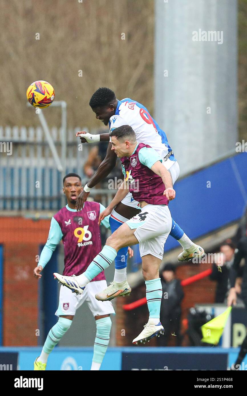 Blackburn, Royaume-Uni. 04 janvier 2025. Makhtar Gueye des Blackburn Rovers remportant la tête contre Josh Cullen de Burnley lors du match du Sky Bet Championship Blackburn Rovers vs Burnley à Ewood Park, Blackburn, Royaume-Uni, le 4 janvier 2025 (photo par Jorge Horsted/News images) à Blackburn, Royaume-Uni le 1/4/2025. (Photo de Jorge Horsted/News images/SIPA USA) crédit : SIPA USA/Alamy Live News Banque D'Images