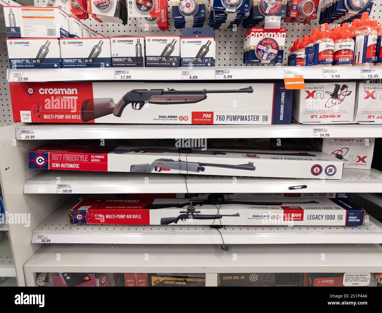 Fusils à air comprimé et accessoires exposés dans un magasin Meijer dans le Michigan États-Unis - Image de stock capturée avec un smartphone