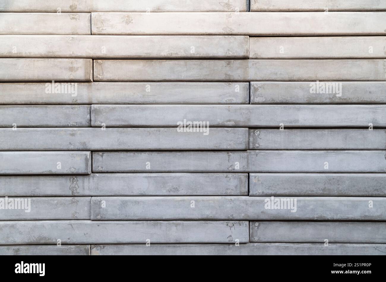 Vue de face d'un mur en ardoises en béton gris. Fond texturé plein cadre abstrait haute résolution, espace de copie. Banque D'Images