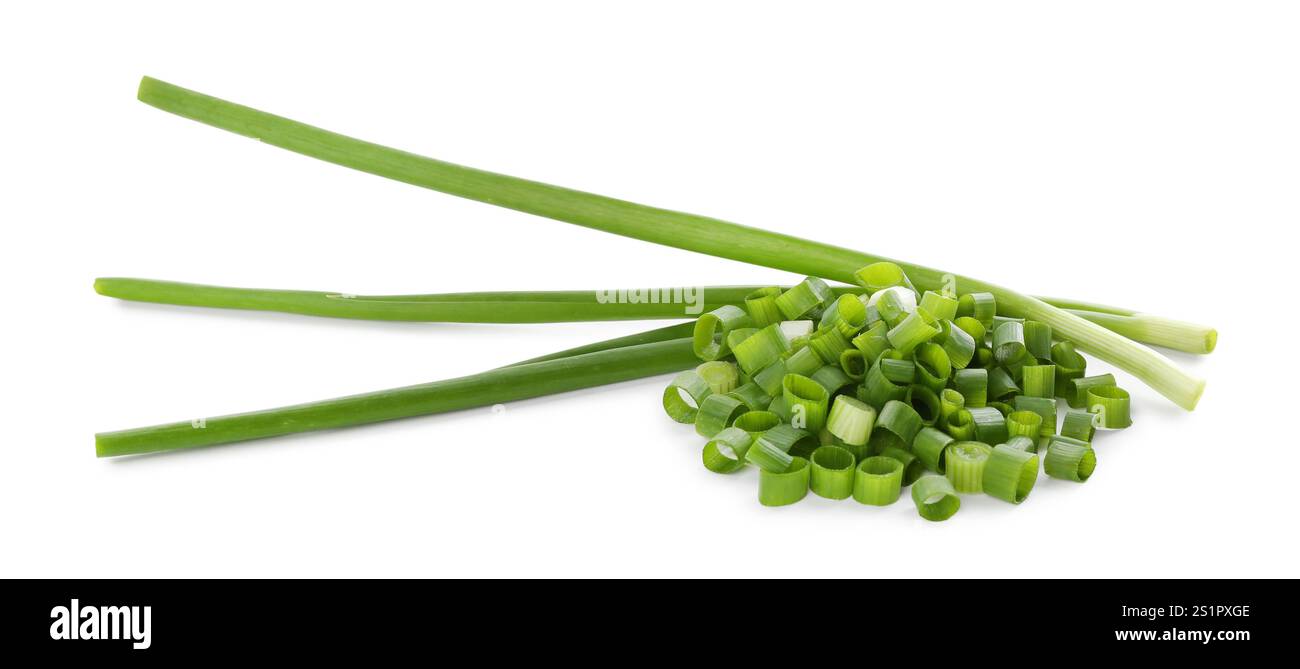 Couper les oignons verts frais isolés sur blanc Banque D'Images