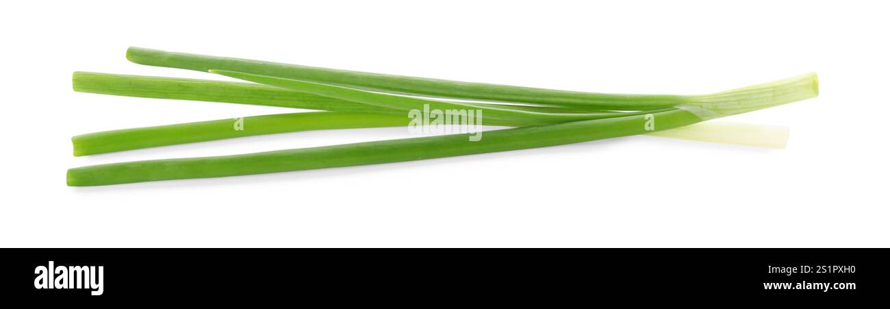Couper les oignons verts frais isolés sur blanc Banque D'Images