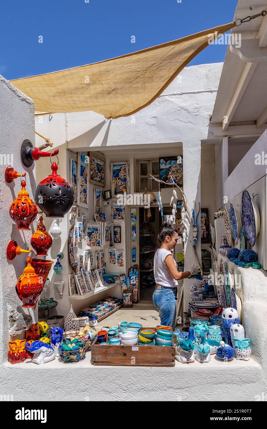 Boutique de souvenirs grecs traditionnels offrant des poteries artisanales et des pièces d'art décoratif, Oia, Santorin, Grèce Banque D'Images