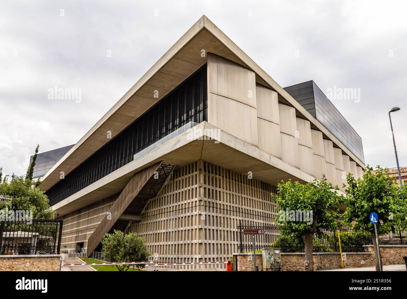 Athènes, Grèce - 23 mai 2018 : une vue du musée de l'Acropole, conçu par Bernard Tschumi, présentant des objets grecs anciens et l'histoire. Banque D'Images