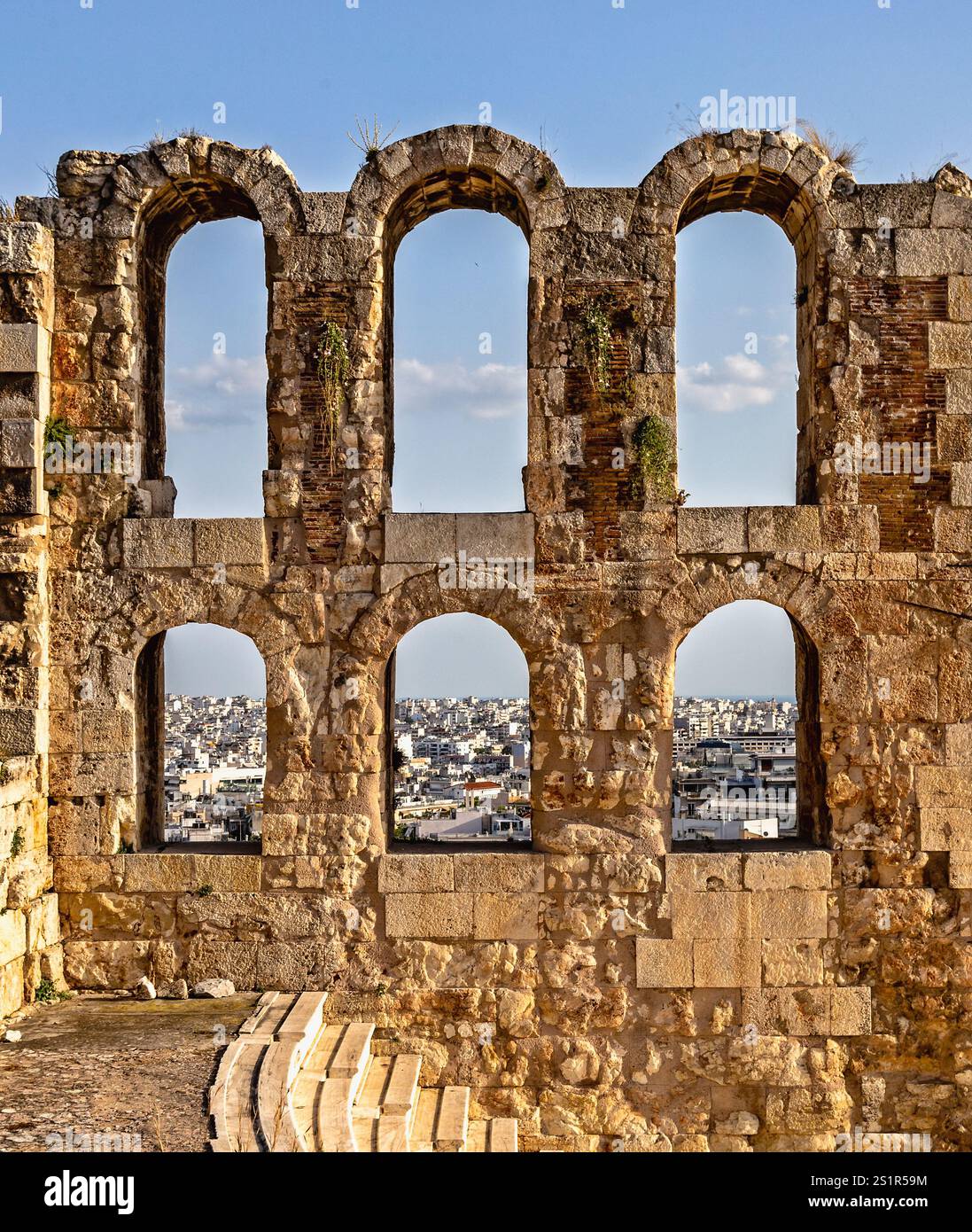 Ancienne structure en pierre surplombant le paysage urbain en plein jour, Odéon d'Hérode Atticus, Acropole, Athènes, Grèce Banque D'Images