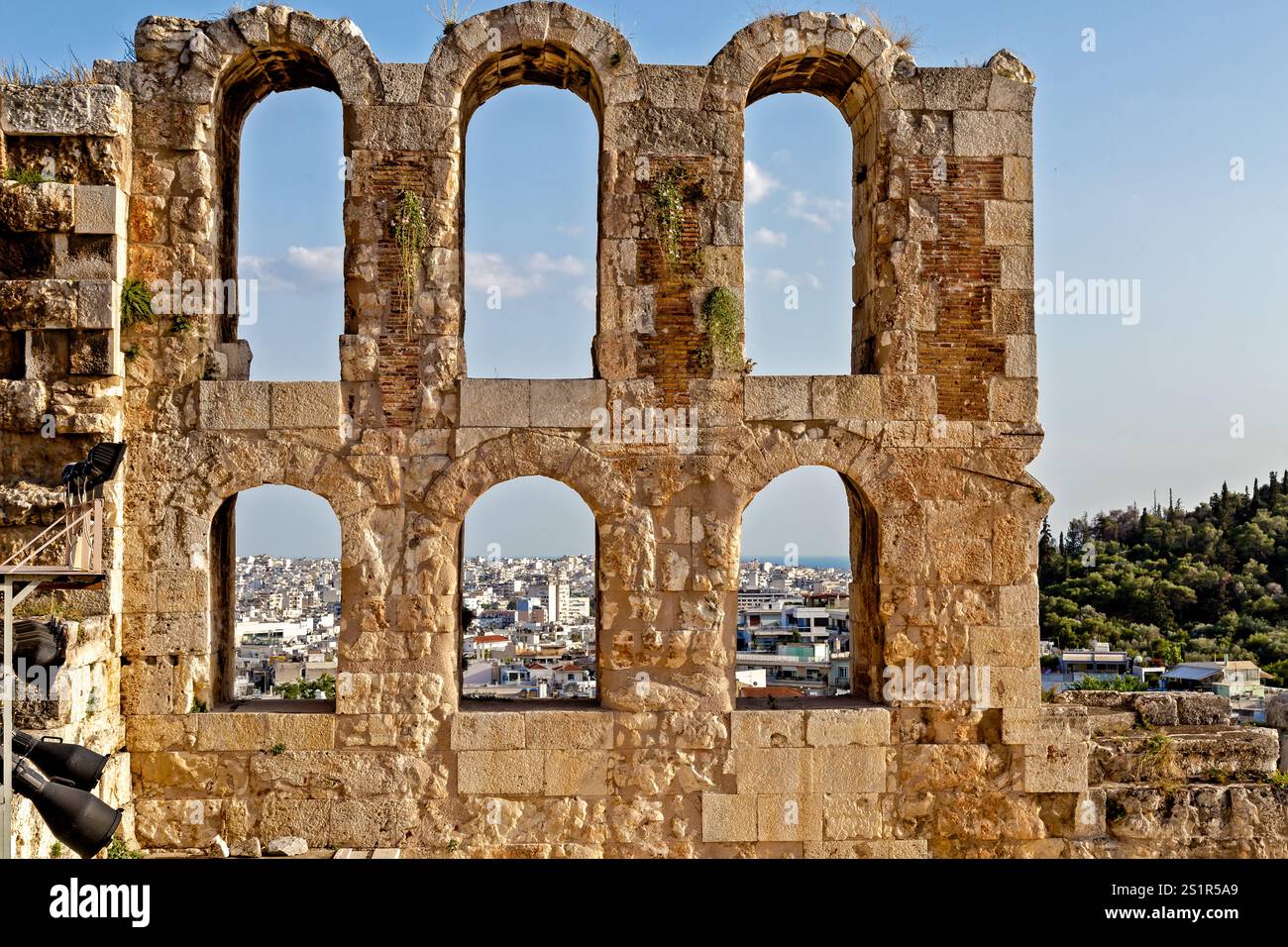 Ancienne structure en pierre surplombant le paysage urbain en plein jour, Odéon d'Hérode Atticus, Acropole, Athènes, Grèce Banque D'Images