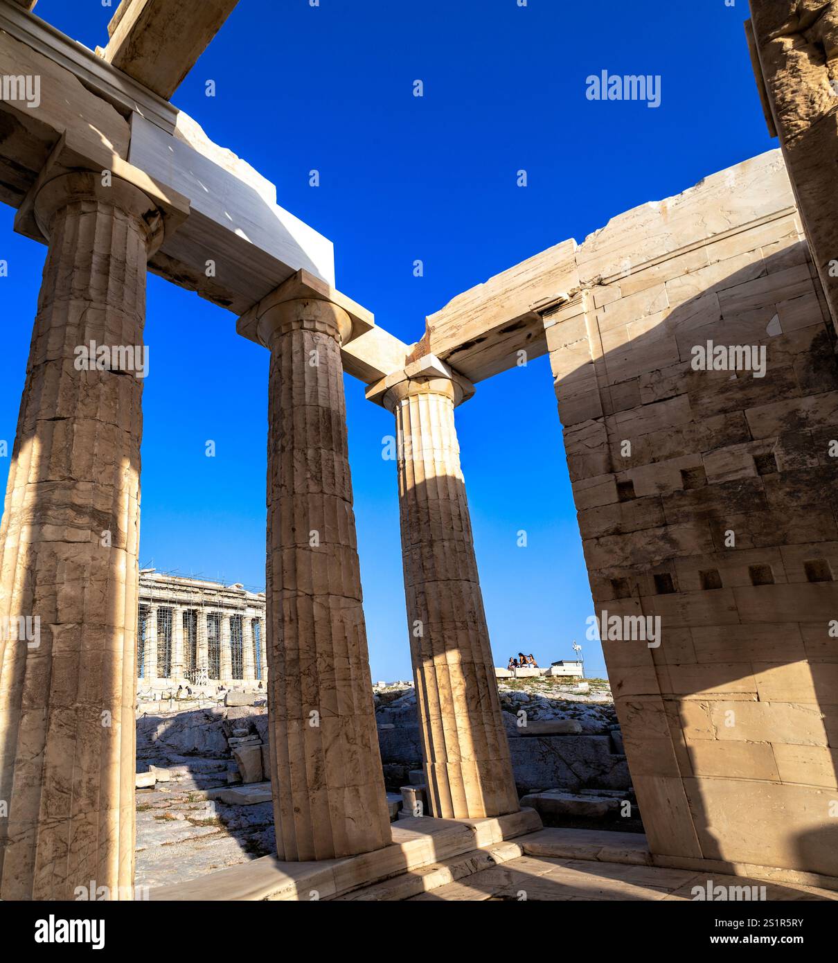 Colonnes de pierre grecques antiques à Acropole sous un ciel clair lumineux, Athènes, Grèce Banque D'Images